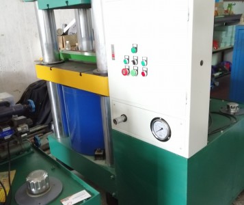 四柱式油压机 其它 工作台面580*580